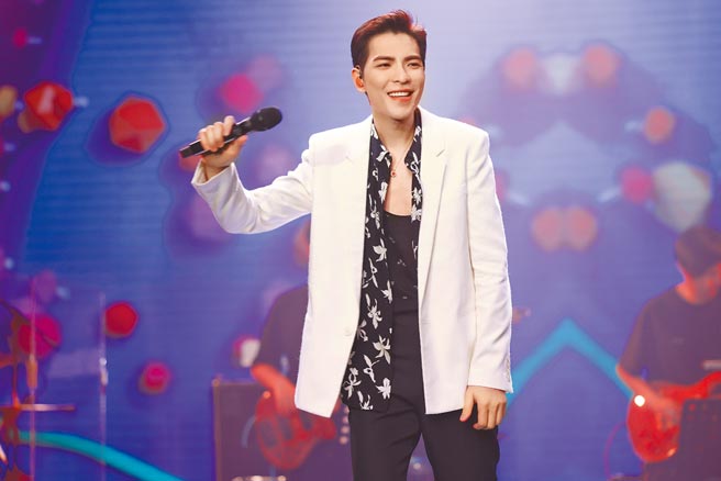 老萧昨在直播节目中献唱不少经典歌曲。（喜鹊娱乐提供）