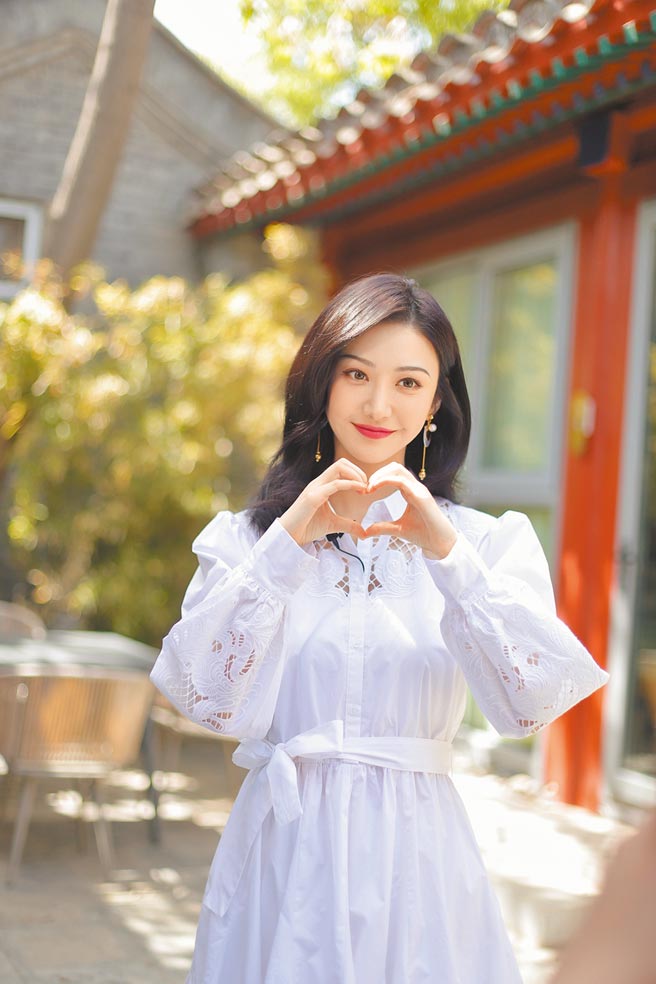 景甜穿上轻奢品牌Maje春夏系列白色洋装，显得青春可爱。（Maje提供）