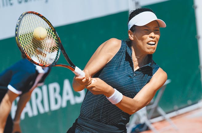 谢淑薇（见图）跟比利时搭檔梅腾丝的女双组合昨歷经3盘大战落败。（美联社资料照片）