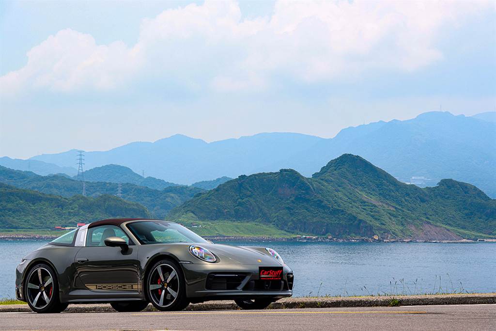 無拘無束的享受經典情懷，2021 Porsche 911 Targa 4S
