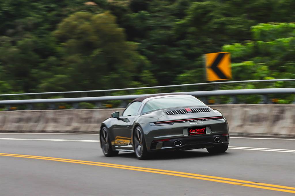 無拘無束的享受經典情懷，2021 Porsche 911 Targa 4S