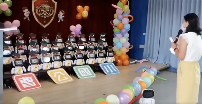 高雄曹公国小出动「凯比机器人」，当毕业生的替身，逐一领取毕业证书及各个奖项。（翻摄网路）