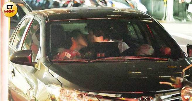 車裡氣氛熱絡，男子熱情地與黃薇渟玩親親。（圖／攝影組）