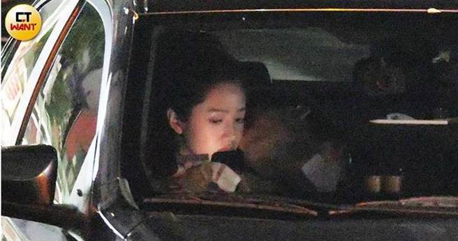 即便被男子狂親臉頰，黃薇渟仍專心地追劇。（圖／攝影組）