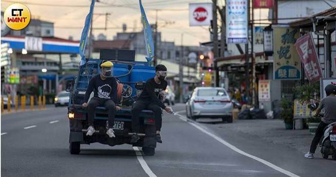 屏东有热血的8+9们成立消毒团每天晚上利用下班时间为社区消毒，夜深回程后，还要将管线清理乾净，才能回家睡觉。（图／宋岱融摄）