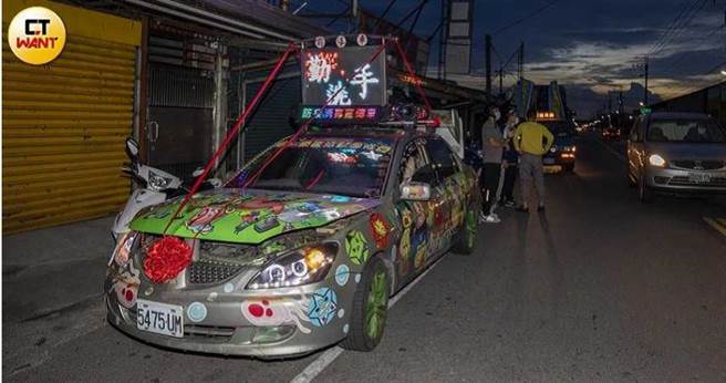 之前用来绕境的前导车如今也成为宣导防疫的利器，消毒团的会播送由发起人王富玄自录的幽默劝世文。（图／宋岱融摄）