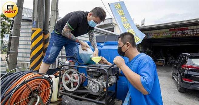 热血消毒团自发性协助乡里消毒环境，他们相关设备是向瓦磘村村长李金祥借的，消毒药水则是自掏腰包买的。（图／宋岱融摄）