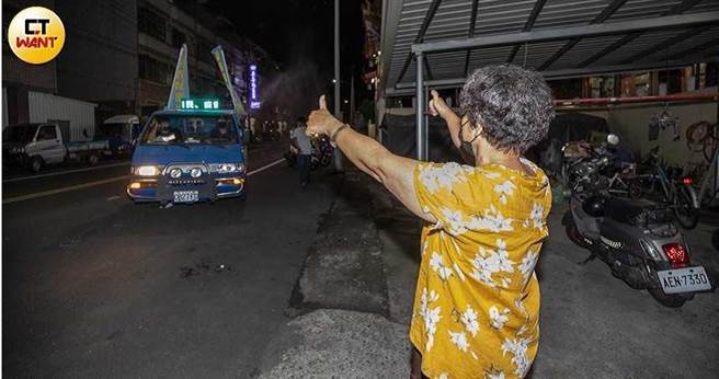 热血消毒团行经潮州路上，一位奶奶跑出户外给予鼓励，送上大拇指比讚。（图／宋岱融摄）