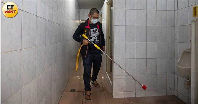 目前政府只对确诊者足迹进行消毒，消毒团因此针对容易群聚的地点如庙宇、公厕、果菜市场等地点消毒。（图／宋岱融摄）