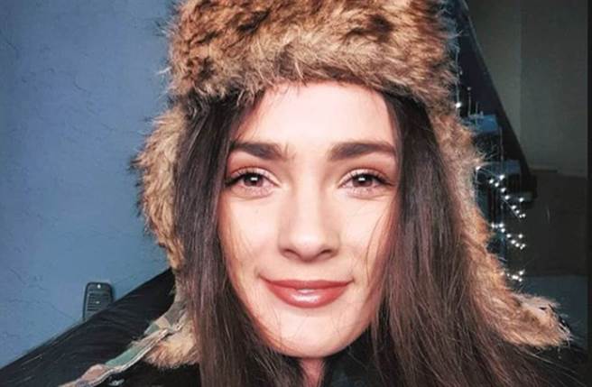 洛莉娜康布洛娃生前演出《德州电锯杀人狂前传：皮面人》，让她的知名度大增。（图／lorina_kamburova IG）