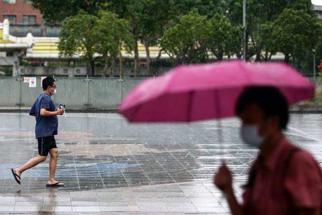连5天午后雷雨弹扫台，周五起扰动发展，下周一起西南气流抵达，中南部明显降雨。（资料照 邓博仁摄）
