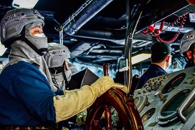 海軍官兵專注操演。中華民國海軍臉書。