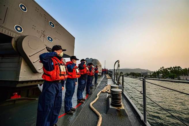 官兵載口罩操演，做好防疫。中華民國海軍臉書