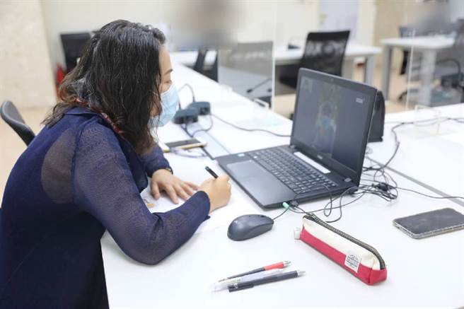 高雄市政府各单位齐心抗疫，毒品防制局除了努力做好防疫及纾困工作，对毒防业务推动更是丝毫不松懈。（图／高雄市政府提供）