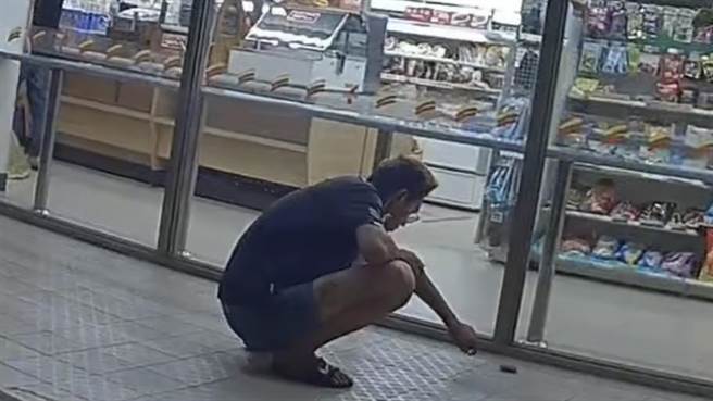 张姓男子在超商前玩蟾蜍，一时忘情拉下口罩，因此吃上罚单。（翻摄照片／林瑞益高雄传真）