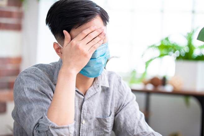 一名男子在餐飲服務業工作，自覺有症狀去採檢，但遲遲等不到通知，自行打開App才知道自己確診。（圖／示意圖，達志影像）