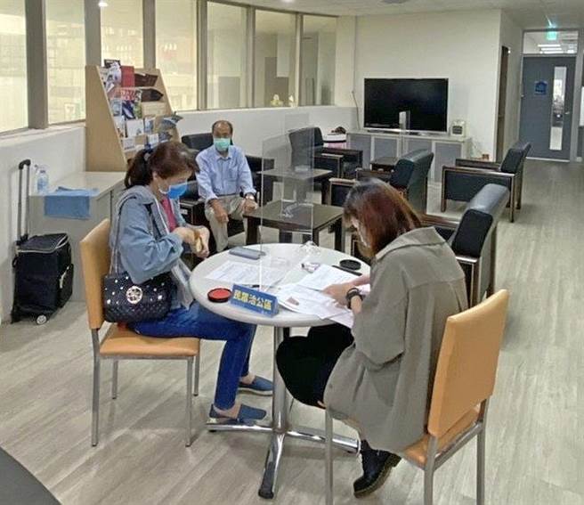 县府配合中央纾困4.0方案，再度成立「观光产业纾困谘询办公室」，期待协助业界度过难关，迎接下一个景气復甦的来到。（金门县府观光处提供）