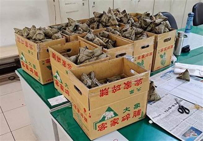 台中市政府警察局第四分局大墩警友站，特準備近千顆的美味肉粽，分享於第四分局所屬各外勤單位。(警方提供)