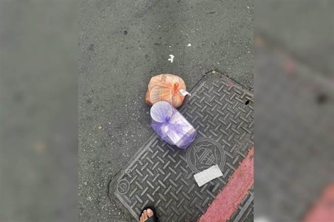 餐点被恶劣外送员丢包地上，男气炸:警察局见。（图／翻摄爆料公社）.jpg