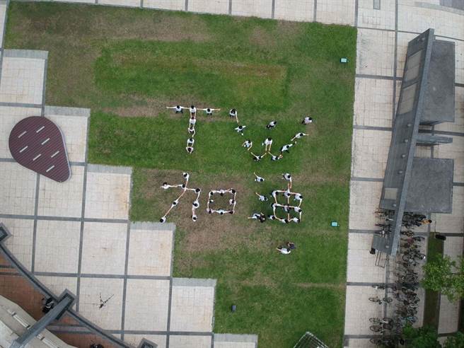 台科大「活力合唱」通识课学生录制「手牵手护台湾」加油防疫影片。（台科大提供／林志成台北传真）