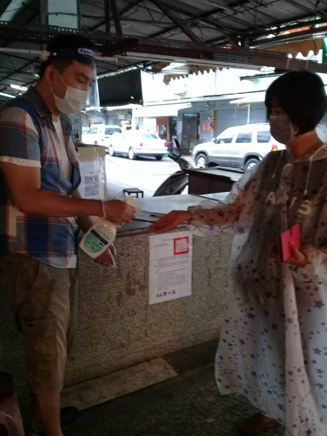 台南加码安心上工计画首波录取人员投入市场防疫。(台南市劳工局提供／曹婷婷台南传真)