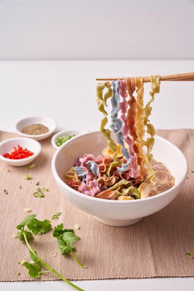 Ambi- 小情人麵今年全面升级，增加了蓝藻的成分。（图／天际线文创提供）