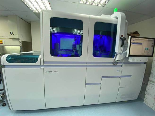 为因应检验量爆增，台中荣总医检部COVID-19核酸检验能量短时间内就倍数成长。（台中荣总提供／冯惠宜台中传真）