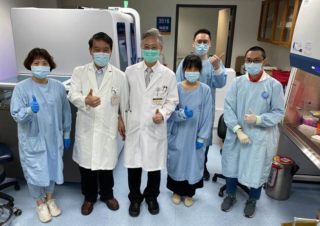 台中荣总医检师李佳蓉（前排右二）为配合院方检体爆增加上培训关键期，1岁10个月的儿子做手术无法陪在身边，台中荣总副院长傅云庆（左三）得知后特别到医检部为她加油打气。（台中荣总提供／冯惠宜台中传真）