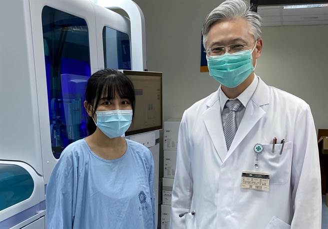 台中荣总医检师李佳蓉（右）为配合院方检体爆增加上培训关键期，1岁10个月大的儿子做手术无法陪在身边，台中荣总副院长傅云庆（左）得知后特别到医检部为她加油打气。（台中荣总提供／冯惠宜台中传真）