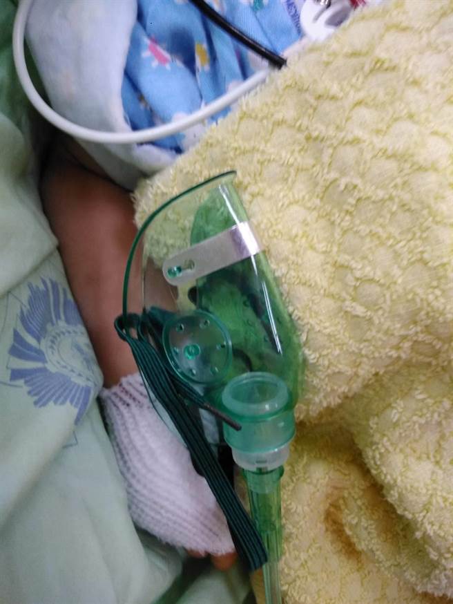 台中荣总医检师李佳蓉1岁10个月大的儿子做手术她无法陪在身边，只能透过先生传来的照片关心儿子的状况。（台中荣总提供／冯惠宜台中传真）