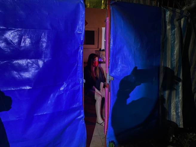 女子等待寻芳客上门，却遇到警方临检。(警方提供)