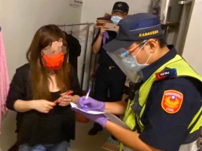 女子等待寻芳客上门，却遇到警方临检。(警方提供)