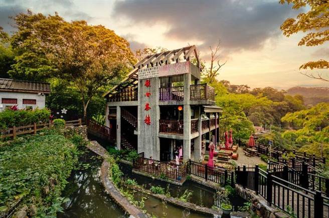 到狮头山歇心茶楼，喝茶赏花听老故事。（图/参山国家风景区管理处、旅奇传媒提供）