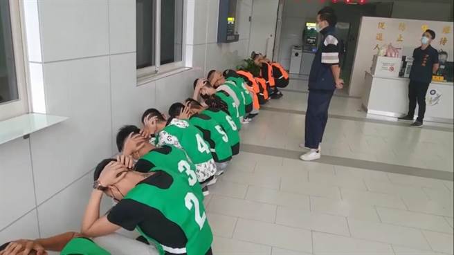 汐止分局逮捕砍人的16名犯嫌。（翻摄画面）