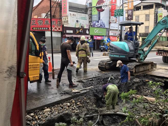 冈山区维新路和冈山路的交叉路口8日上午10时许发生工作人员挖断液化天然气管，工作人员抢修。（林瑞益摄）
