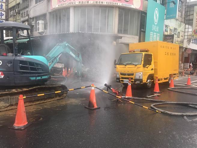8日10时02分，冈山区维新路和冈山路的交叉路口施工不慎挖断瓦斯管线，消防局人员到场布水线。（翻摄照片／林瑞益高雄传真）