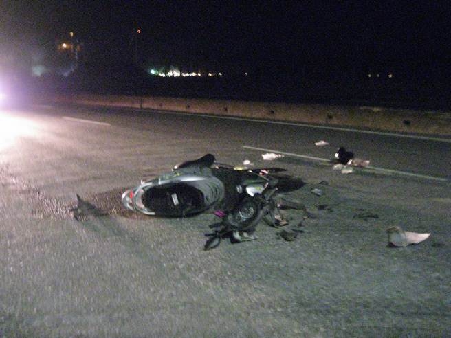 17岁苏姓少年今（8日）凌晨1时许，骑乘机车行经新北市林口区台15线18.6公里处，撞上正要迴转的砂石车。（翻摄）