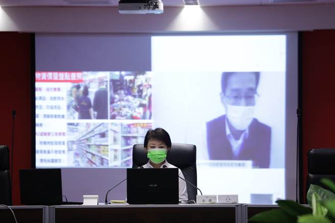 很多民眾询问何时可以打疫苗，台中市长卢秀燕表示，目前还不到全民施打阶段，市府希望争取更多疫苗快速到达，让全民施打。（卢金足摄）