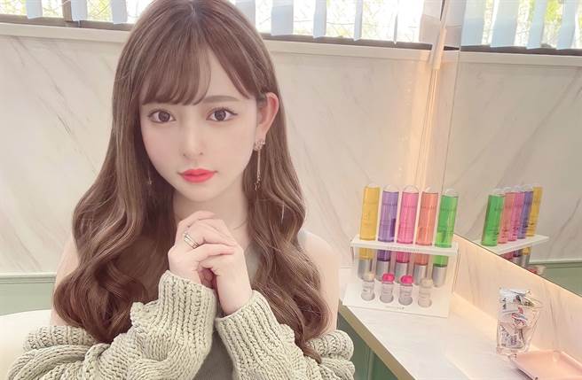 黑绮美纱拥有洋娃娃美顏，竟是花大钱整出来的。(翻摄自黑绮美纱推特)