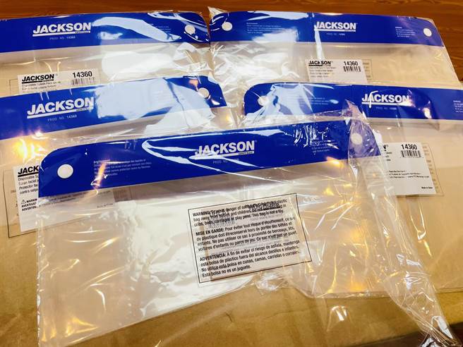 新北市议员蔡锦贤今（8日）捐赠700个防护面罩给淡水警分局，提供第一线基层员警需要的安全防护。（淡水警分局提供）