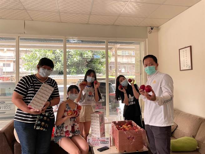 莊敬高職教師每日關心住宿生狀況，並備妥民生物資送到宿舍。（新北市教育局提供）