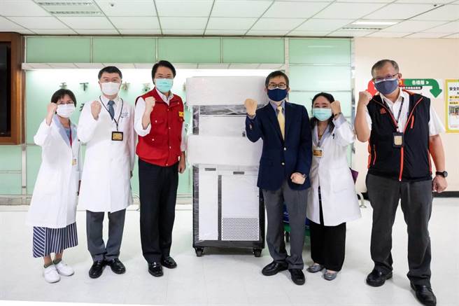 基隆市长庚医院引进全自动新冠病毒检测机台，採检量能1天可多700例。（基隆市政府提供／陈彩玲基隆传真）