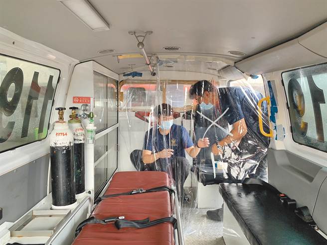 國內疫情嚴峻，第一線警消醫護頻繁傳出確診。圖為，苗栗縣消防局第2大隊為因應防疫勤務量大幅增加，隊員們自行將救護車裝上透明塑膠布，用來隔離救護人員及患者，加強救護員防護。（中時資料照）
