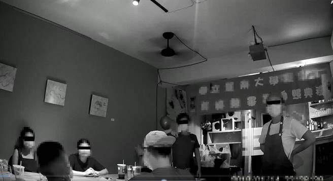 台中市警局第二分局6月6日在晚间7点多获报在东光一街一家小酒馆有人群聚打桌游。（台中市第二分局提供／冯惠宜台中传真）