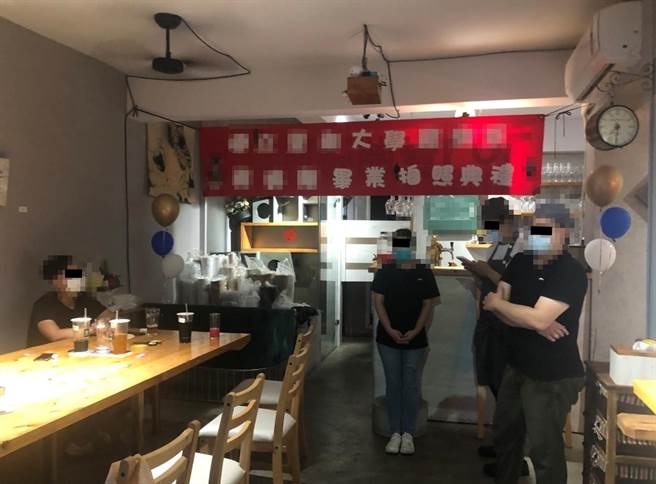 台中市警局第二分局6月6日在晚间7点多获报在东光一街一家小酒馆有人群聚打桌游。（台中市第二分局提供／冯惠宜台中传真）