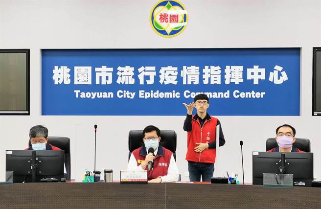 桃园市长郑文灿指出，目前航警局安检大队有668人，只打了138人，机场的施打率偏低，并强调会积极向中央反应。(桃园市政府提供／萧灵玺桃园传真)