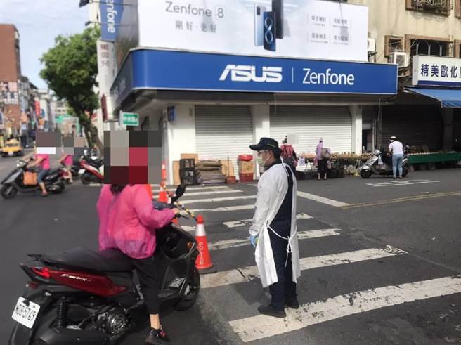 新北市芦洲区公所于今（8日）再次会同芦洲分局针对早市、传统市场及晚市，实施人流管制、实联制，实施联合稽查。（芦洲警分局提供）