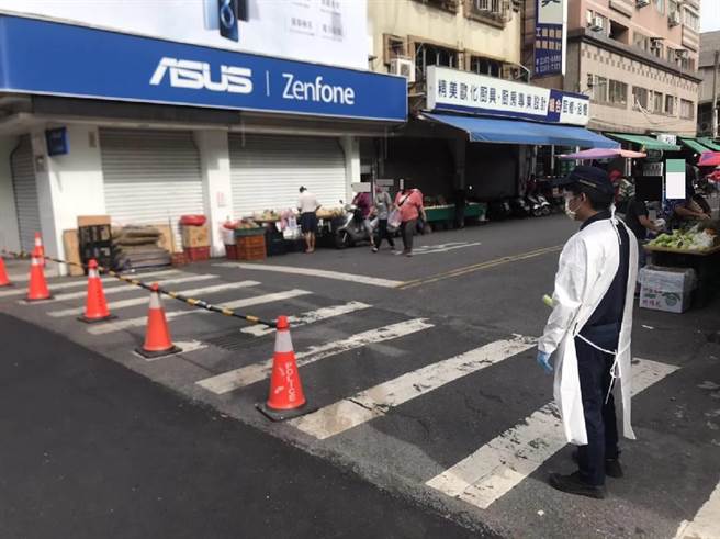 新北市芦洲区公所于今（8日）再次会同芦洲分局针对早市、传统市场及晚市，实施人流管制、实联制，实施联合稽查。（芦洲警分局提供）