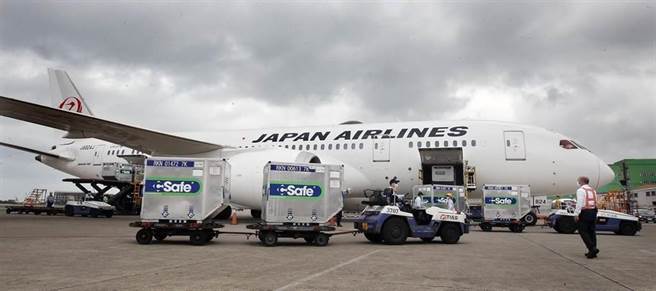 日本捐赠的124万剂AZ疫苗，已由日本航空班机运抵桃园机场。（范扬光摄）