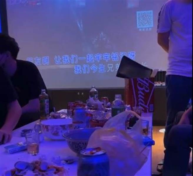 新竹郑姓男子跑摊到竹南与好友相聚庆生，但因未戴口罩又高调贴上网，警方调查属实已函送裁罚。（撷自新竹爆料公社／邱立雅竹市传真）